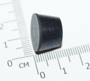 Круглая резиновая ножка черного цвета, производится из резины. 17*13*11 мм